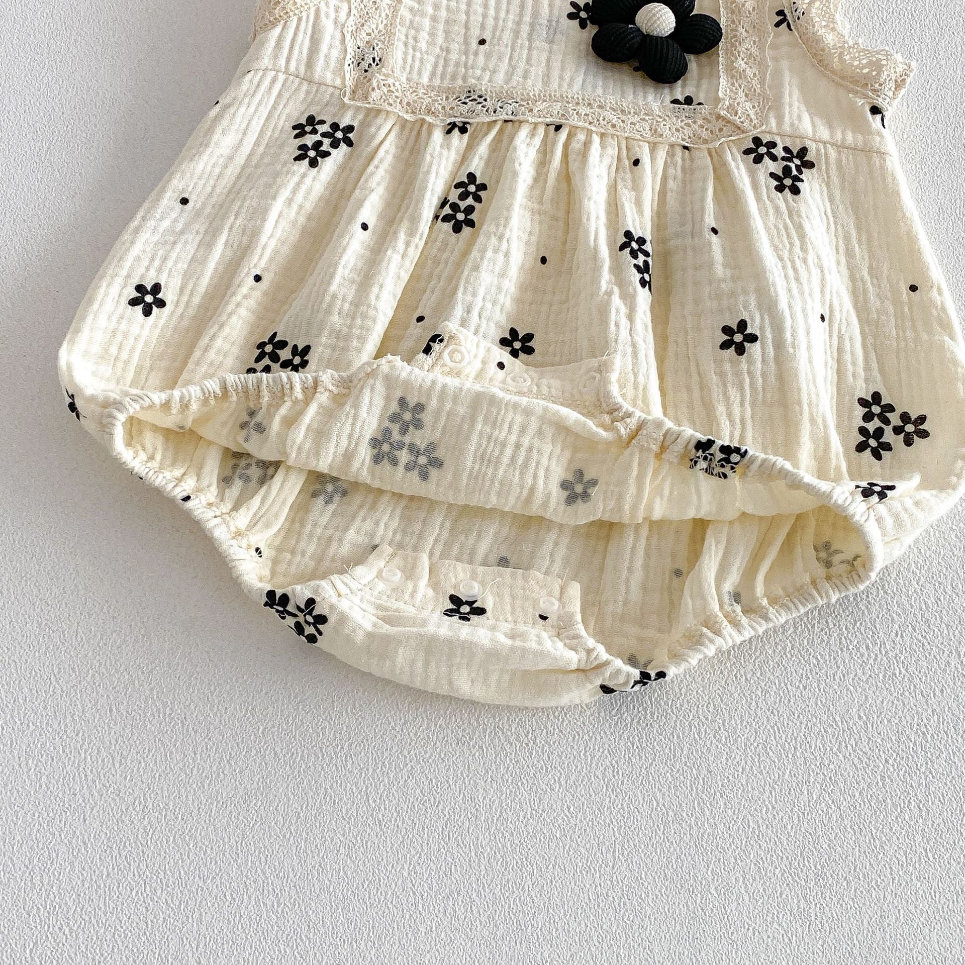 Summer Arrival Baby Girls Sleeveless Flowers Pattern Lace Trim Bodysuit