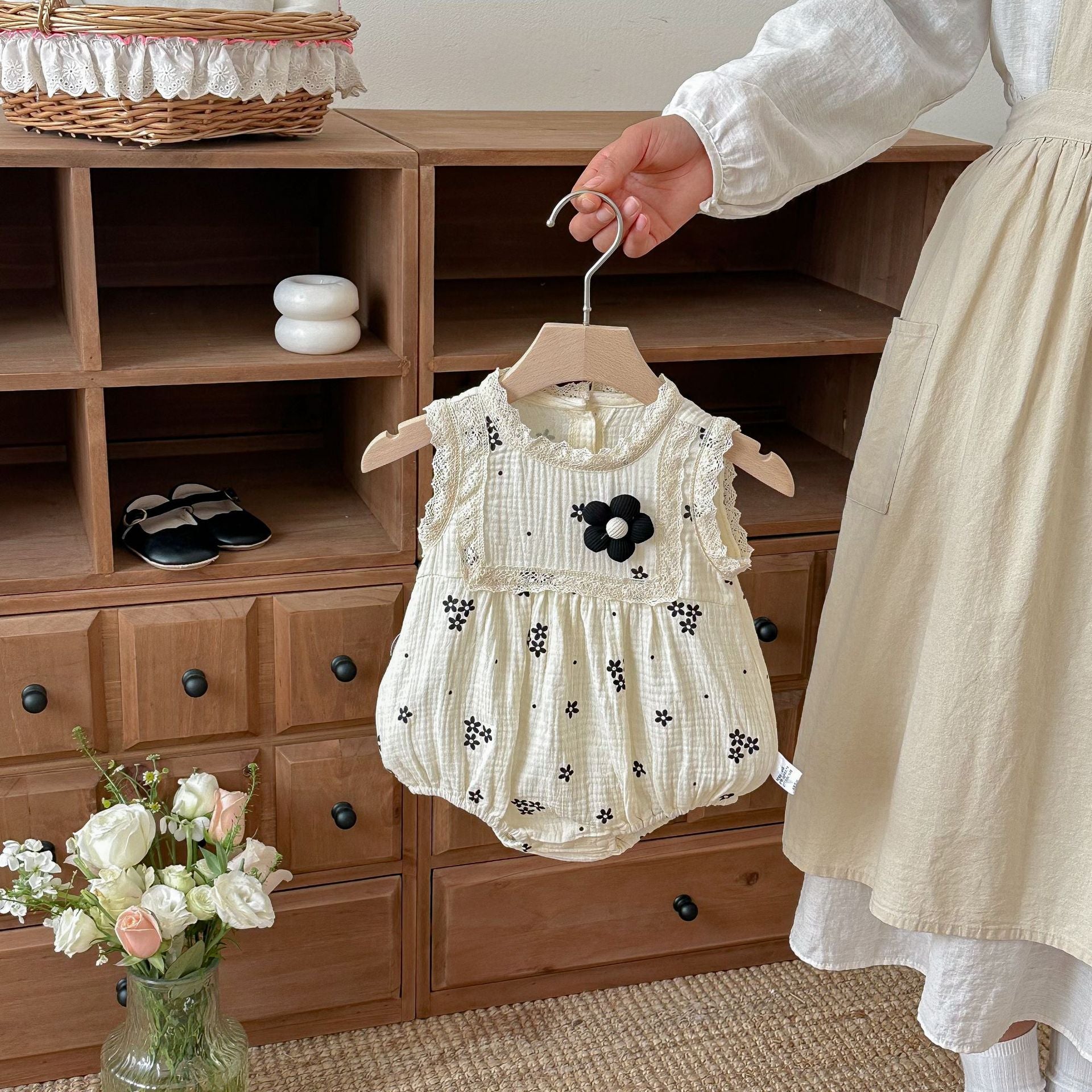 Summer Arrival Baby Girls Sleeveless Flowers Pattern Lace Trim Bodysuit